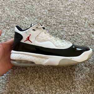 Youth Nike Jordan Max Aura 2 (Size 3.5)